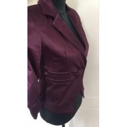 Mooi glanzend donkerrood colbertje mt 38