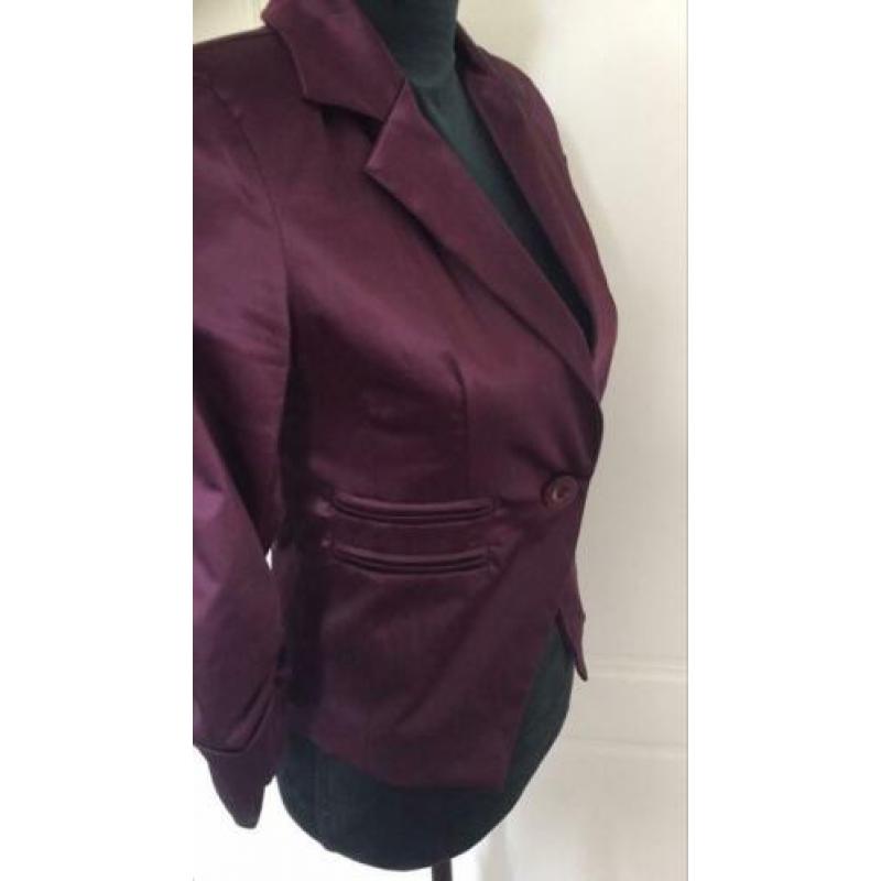 Mooi glanzend donkerrood colbertje mt 38