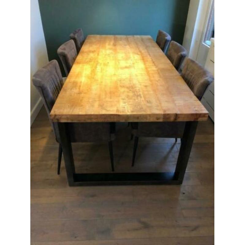 Prachtige eettafel met 6 stoelen en salontafel. ZGAN!!!
