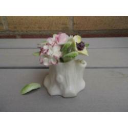 Royal Doulton Bloemenmandje (blaadje afgebroken)