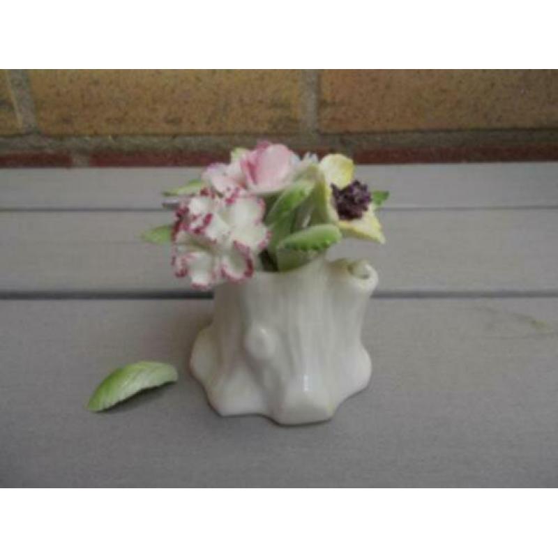 Royal Doulton Bloemenmandje (blaadje afgebroken)