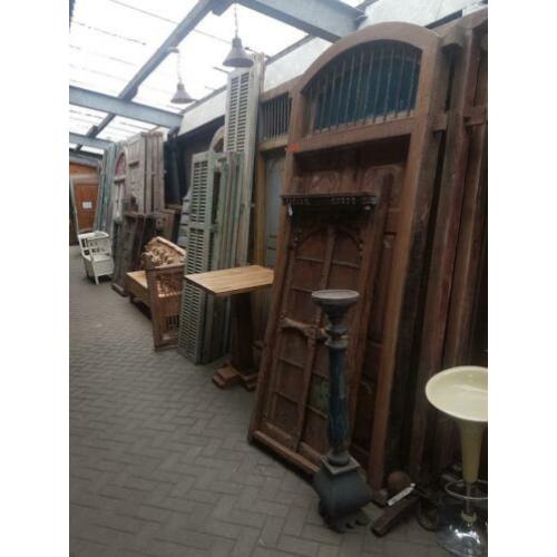 Oude deuren poorten historische bouwmaterialen