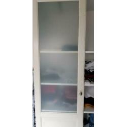 Te koop aangeboden: kledingkast met veel mogelijkheden.