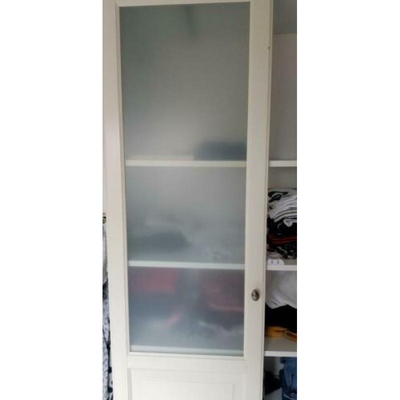 Te koop aangeboden: kledingkast met veel mogelijkheden.