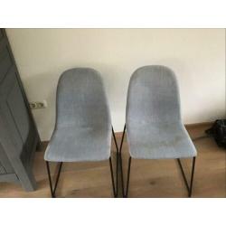 5 eetkamerstoelen en een barkruk. Gratis