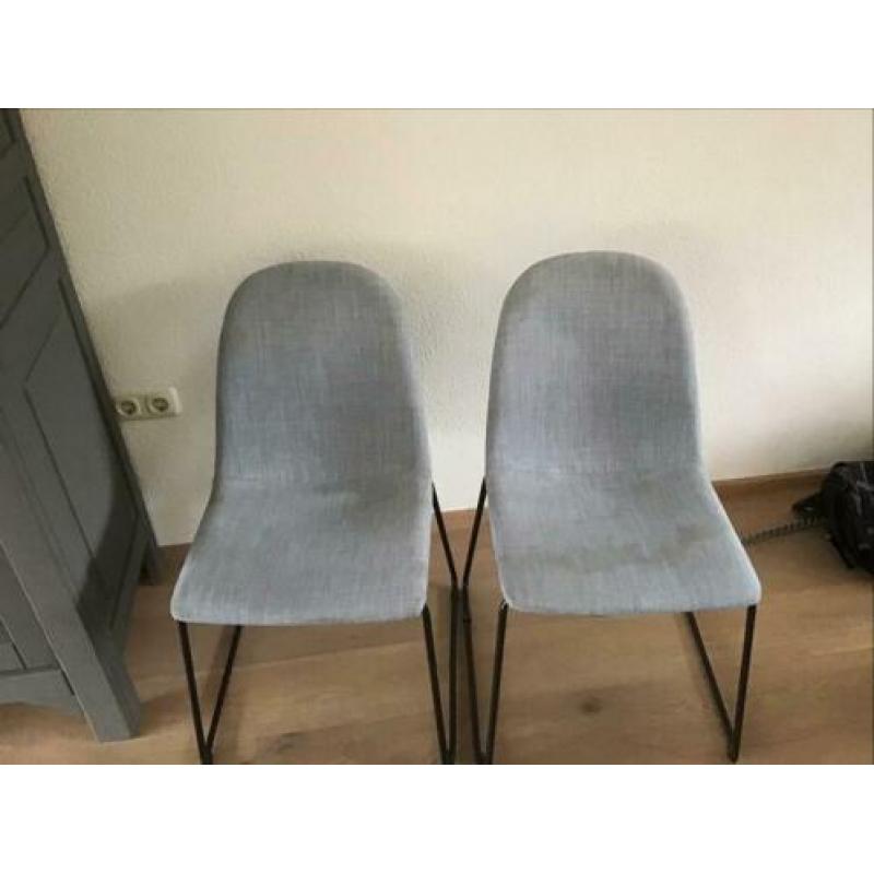 5 eetkamerstoelen en een barkruk. Gratis