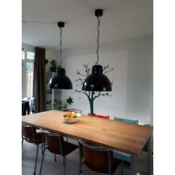 2 hanglampen van VT wonen Solar zwart