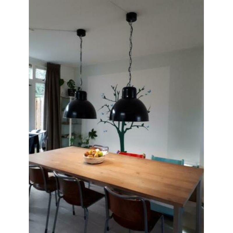 2 hanglampen van VT wonen Solar zwart