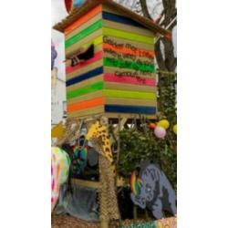 Gekleurd carnavals houten huisje/ Speelhuis buiten
