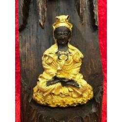 Godin Kwan Yin Resin in Teak houten boomstam