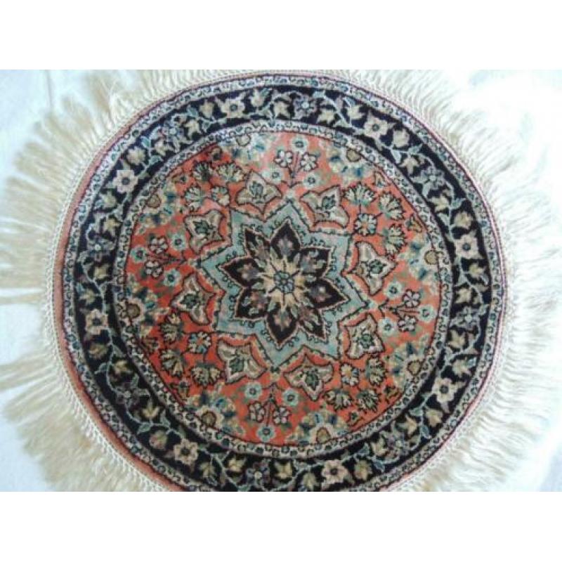 Perzisch zijden tapijt ø 47 centimeter.