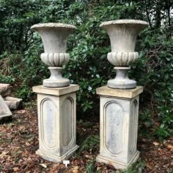 * Franse Vaas Tuinvaas op voetje Siervaas Tuinpot beton Pot