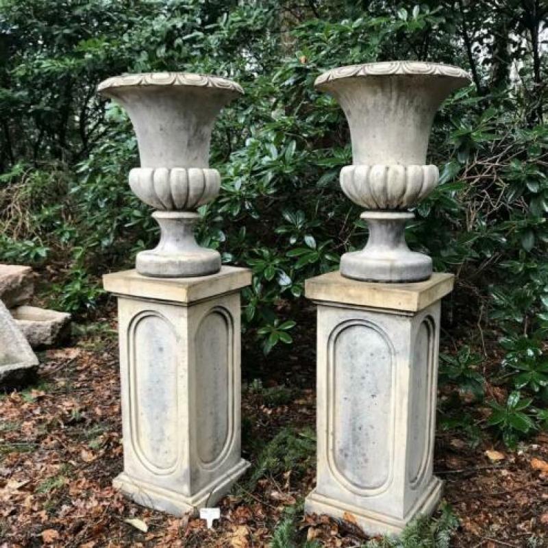 * Franse Vaas Tuinvaas op voetje Siervaas Tuinpot beton Pot