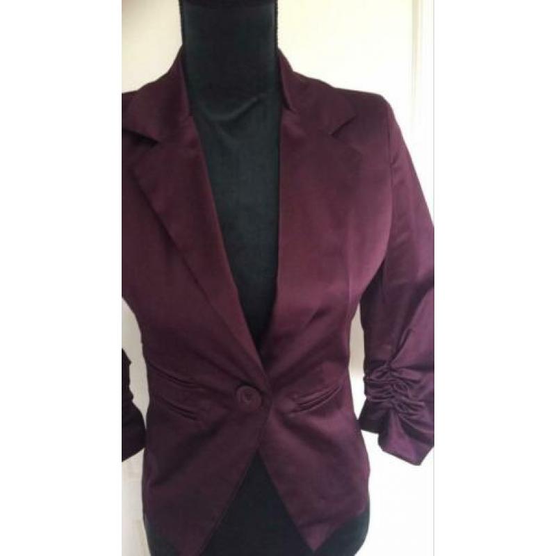 Mooi glanzend donkerrood colbertje mt 38