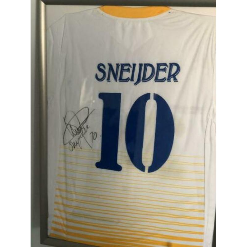 Officiële wedstrijdshirt gesigneerd door Wesley Sneijder