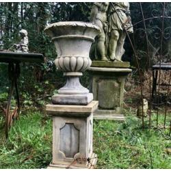 * Franse Vaas Tuinvaas op voetje Siervaas Tuinpot beton Pot