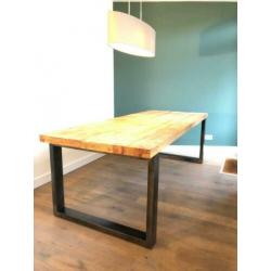 Prachtige eettafel met 6 stoelen en salontafel. ZGAN!!!