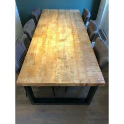 Prachtige eettafel met 6 stoelen en salontafel. ZGAN!!!