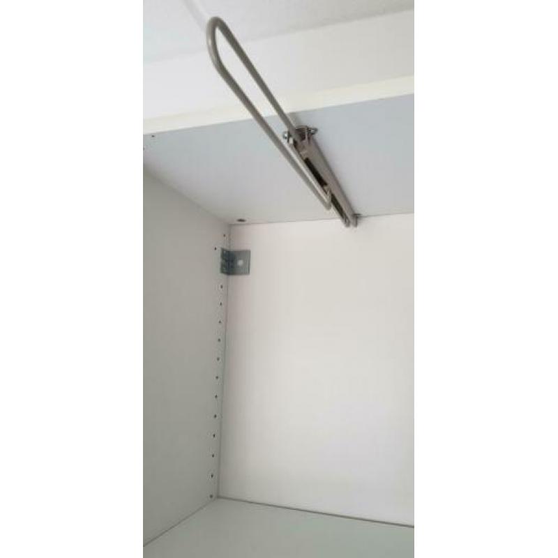Te koop aangeboden: kledingkast met veel mogelijkheden.