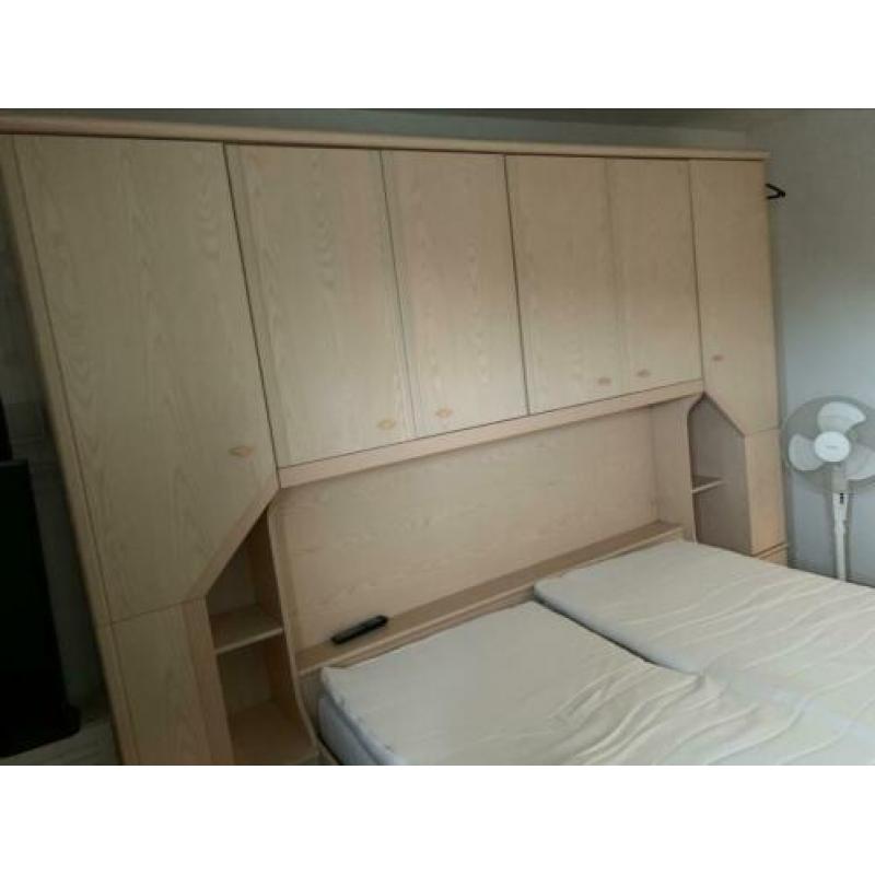 2 persoons bed (1.80 x 2.00) met ombouw