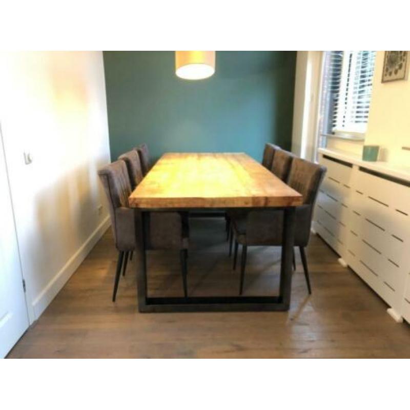 Prachtige eettafel met 6 stoelen en salontafel. ZGAN!!!