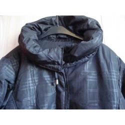 Warme nieuwe zwarte winterjas met een blokje. One size