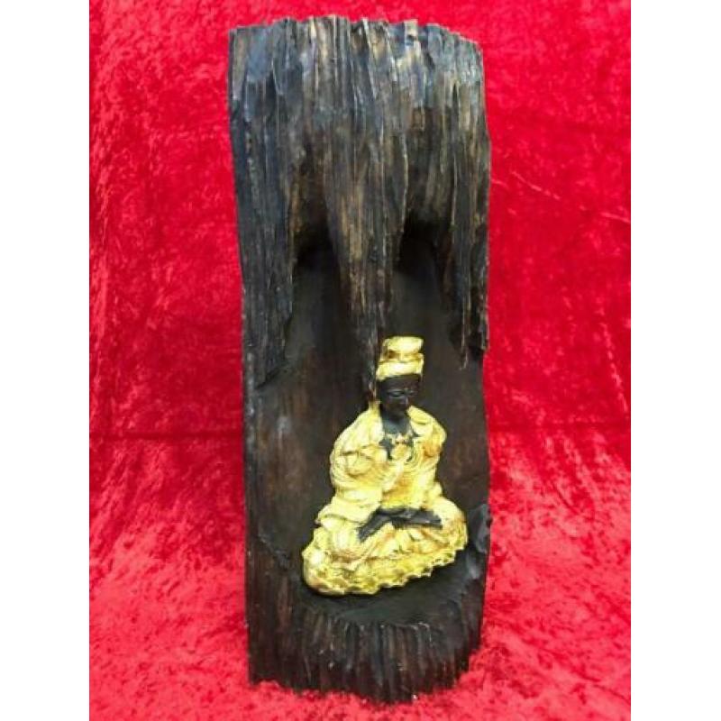 Godin Kwan Yin Resin in Teak houten boomstam