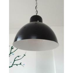 2 hanglampen van VT wonen Solar zwart