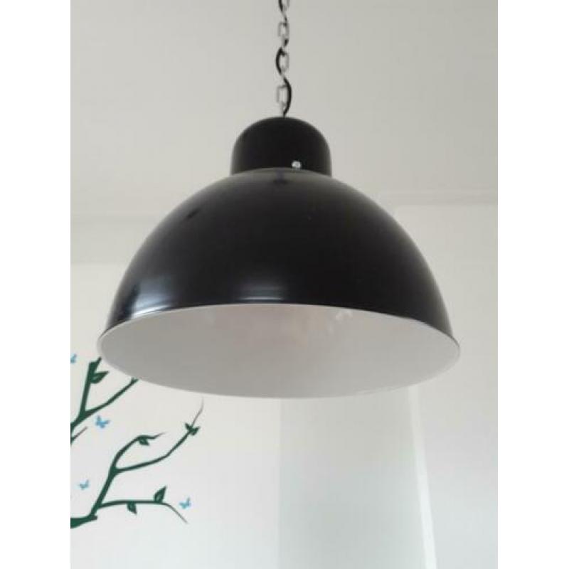 2 hanglampen van VT wonen Solar zwart
