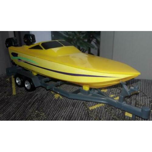 Grote gele speedboot + 2 yamaha motoren op trailer z.g.a.n