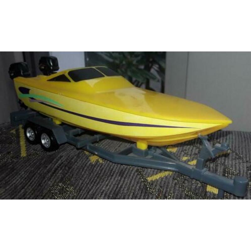 Grote gele speedboot + 2 yamaha motoren op trailer z.g.a.n