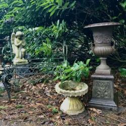 * Franse Vaas Tuinvaas op voetje Siervaas Tuinpot beton Pot