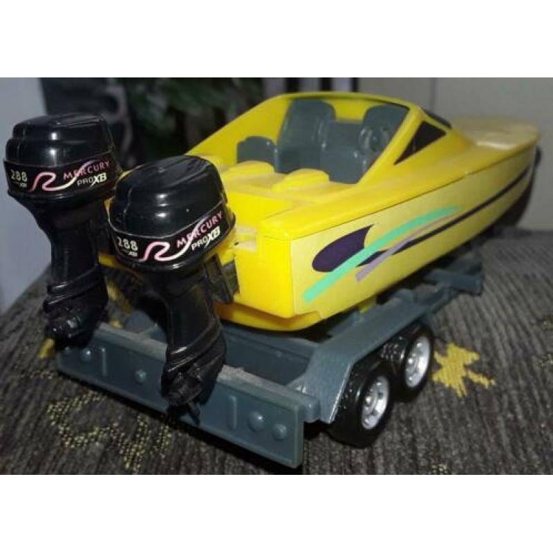Grote gele speedboot + 2 yamaha motoren op trailer z.g.a.n