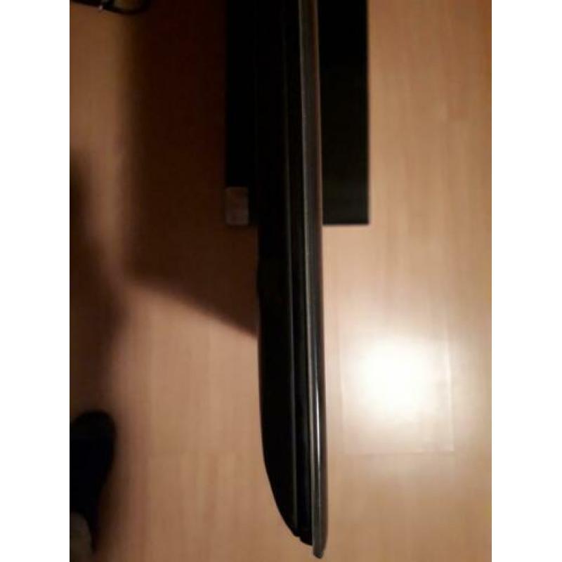 LCD televisie met LED verlichting. Super dun scherm. 107 cm.