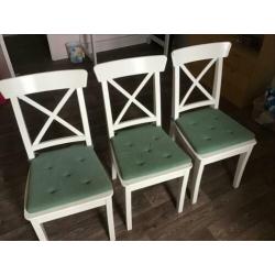 5 eetkamerstoelen en een barkruk. Gratis