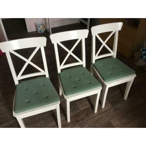 5 eetkamerstoelen en een barkruk. Gratis