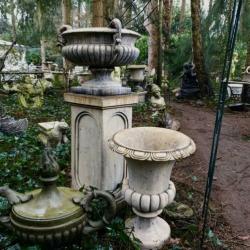 * Franse Vaas Tuinvaas op voetje Siervaas Tuinpot beton Pot