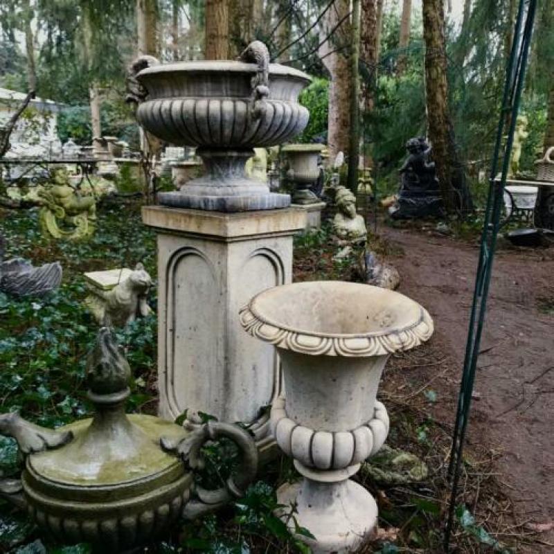 * Franse Vaas Tuinvaas op voetje Siervaas Tuinpot beton Pot
