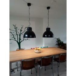 2 hanglampen van VT wonen Solar zwart