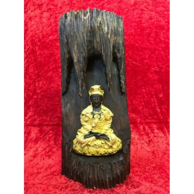 Godin Kwan Yin Resin in Teak houten boomstam