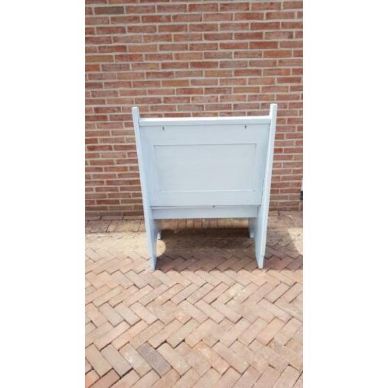 Oud lichtblauw bankje