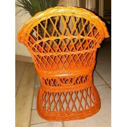 Vintage oranje rieten kinderstoel, soort pauwenstoel model.