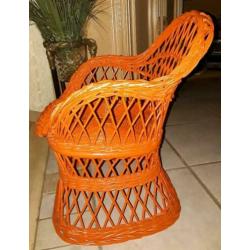Vintage oranje rieten kinderstoel, soort pauwenstoel model.