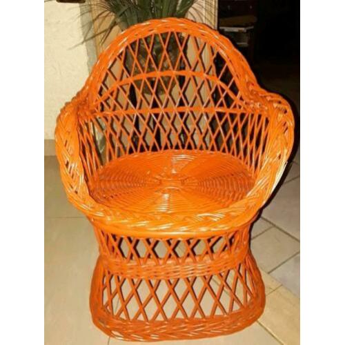 Vintage oranje rieten kinderstoel, soort pauwenstoel model.