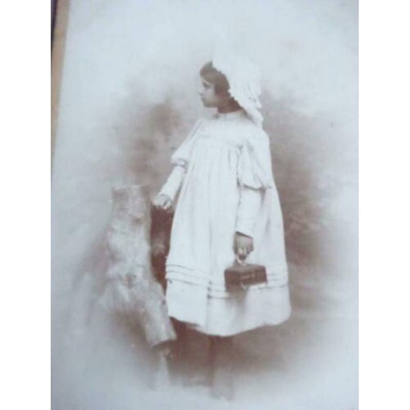 Antieke sepia karton foto van Jaques Chits: meisje in het wi