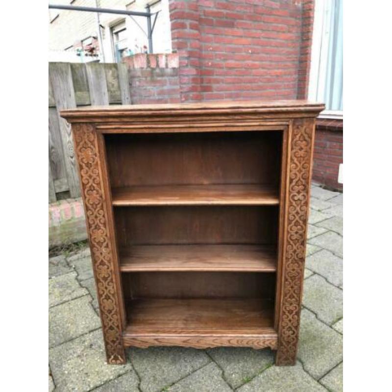 Stoere en unieke vintage kast