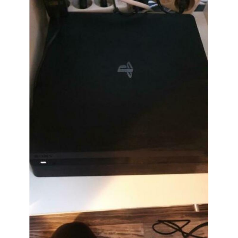 Playstation 4 + 3 controllers + 7 games