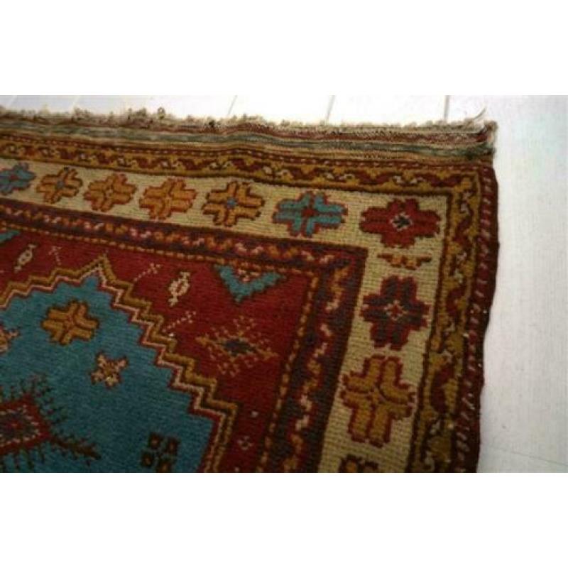 Oud kleed in prima kleuren