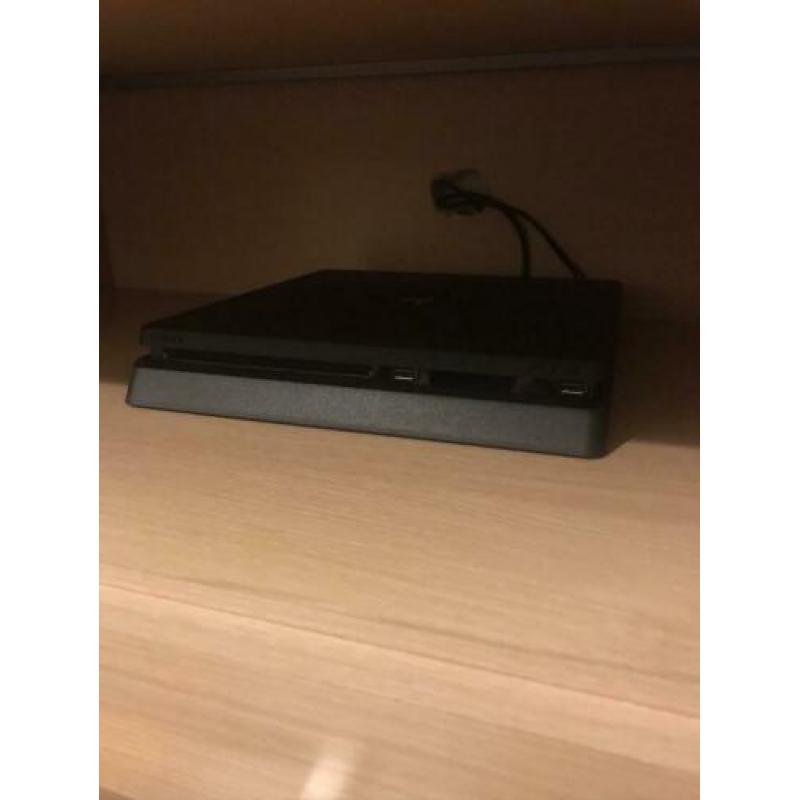 Playstation 4 slim 500gb inc. 2 spellen en controller