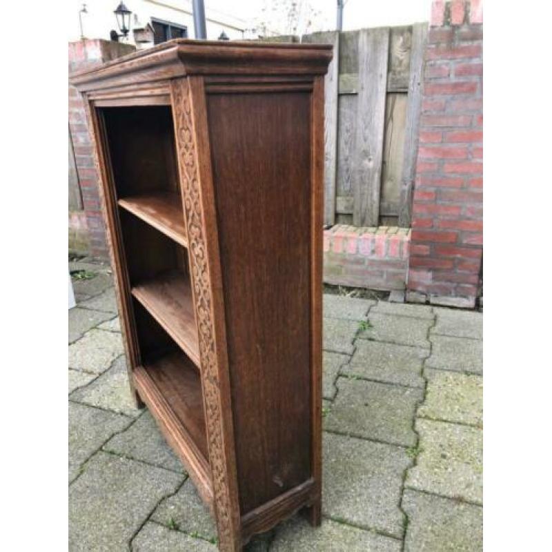 Stoere en unieke vintage kast
